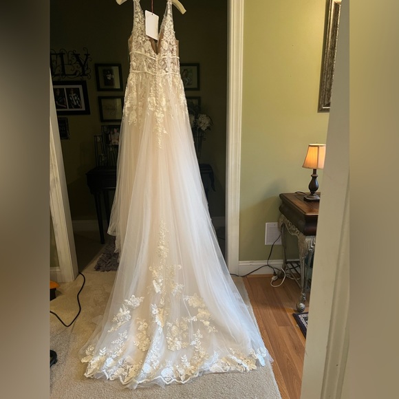Gorgeous Morilee Wedding Dress - Picture 2 of 3
